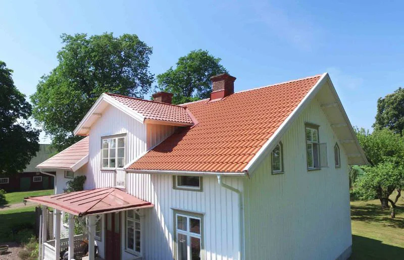 5. Nya tegelpannor lagda pa╠e sommarhus
