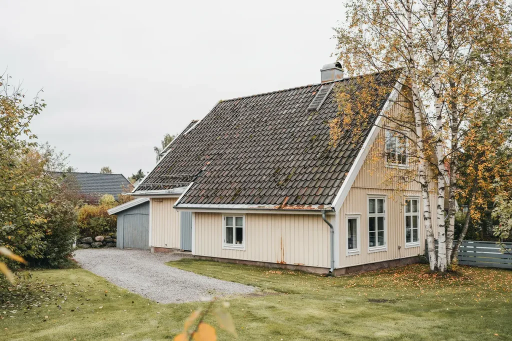 oktober p taket s minskar du risken f r isbildning och vinterproblem redan nu